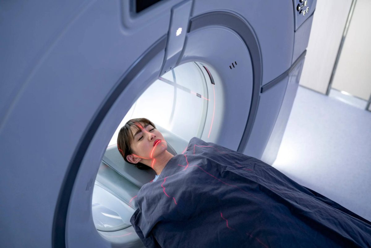 يستخدم فحص التصوير بالرنين المغناطيسي مجالًا مغناطيسيًا قويًا وموجات الراديو لإنشاء صور على جهاز كمبيوتر للأنسجة والأعضاء والتركيبات الأخرى داخل جسم المريض
