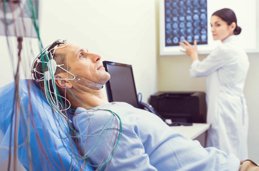 في حالة ظهور أعراض الكهرباء الزائدة في المخ للكبار يجب طلب الرعاية الطبية