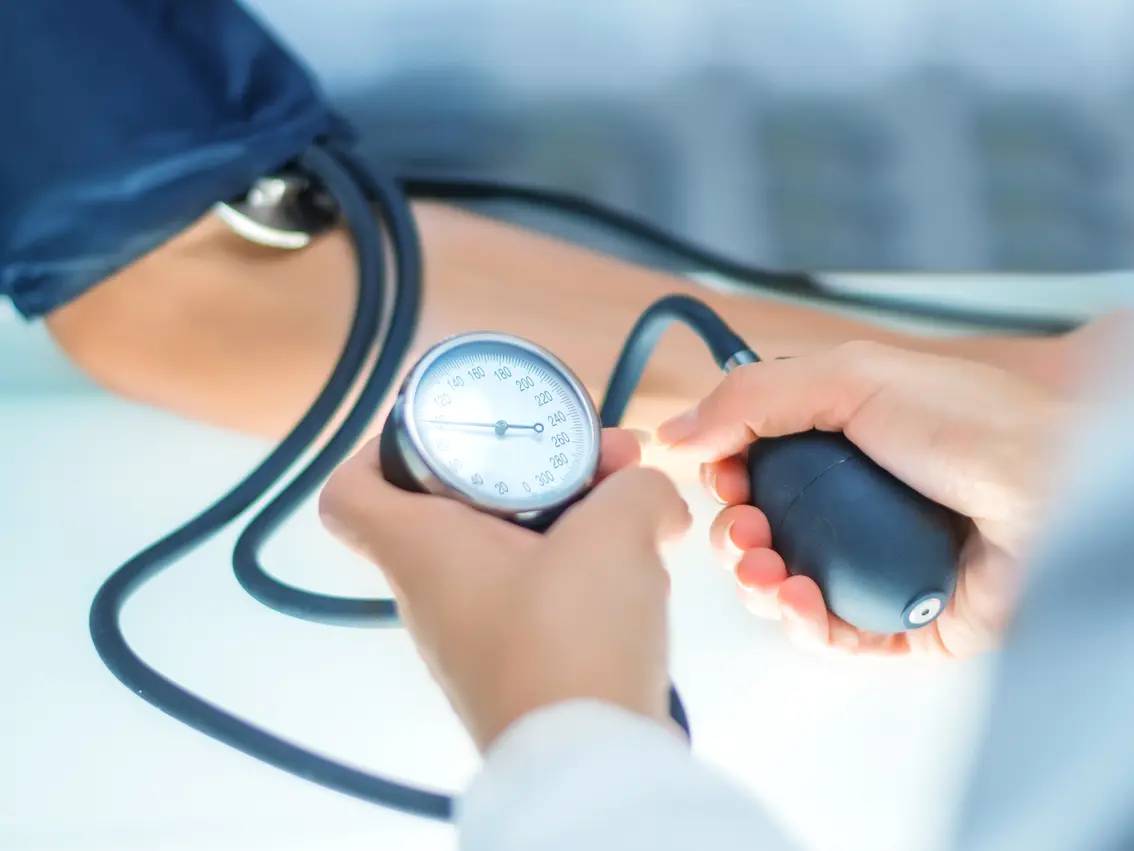 تقنية التردد الحراري لعلاج الانزلاق الغضروفي أمنة جدًا خاصةً مع المرضى المصابين بارتفاع ضغط الدم ومرضى القلب