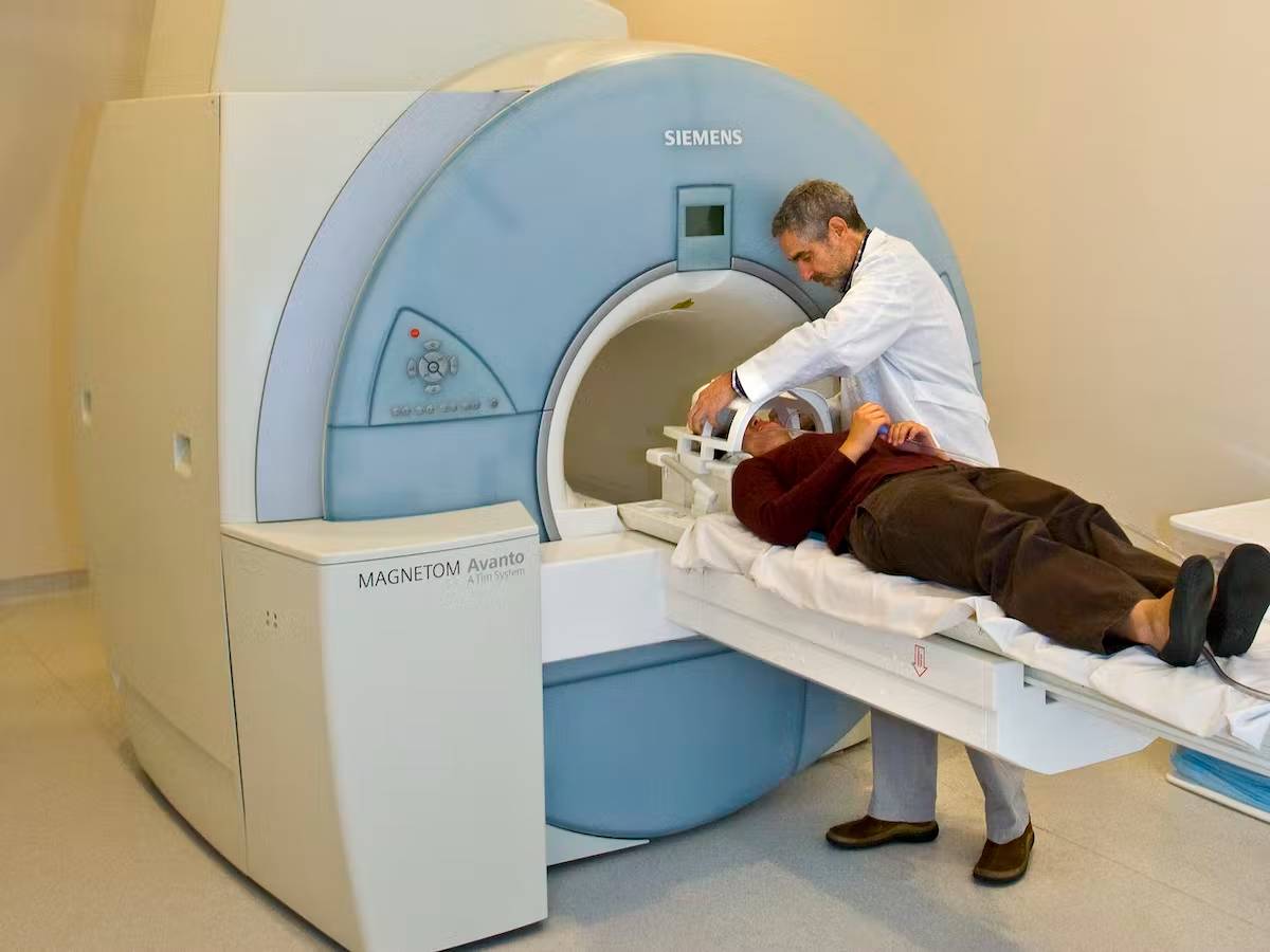 يعتمد التشخيص النهائي لهجمة مرض التصلب المتعدد على التصوير بالرنين المغناطيسي كإجراء أولي