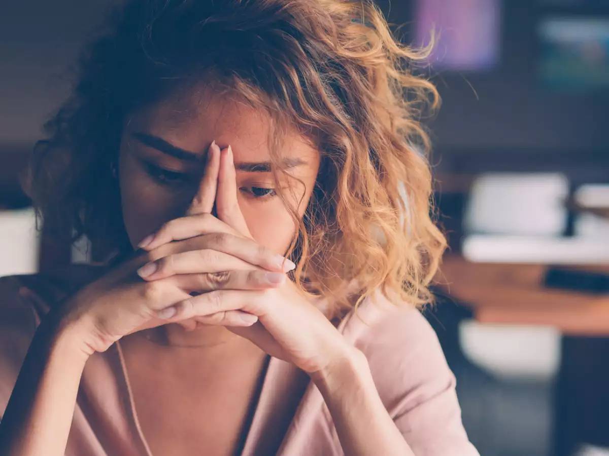 قد يؤثر الشعور بالعزلة الاجتماعية أو الرفض بسبب الصرع على أعراض القلق كما يمكن أن تلعب أسباب الصرع أيضًا دورًا في تطور القلق