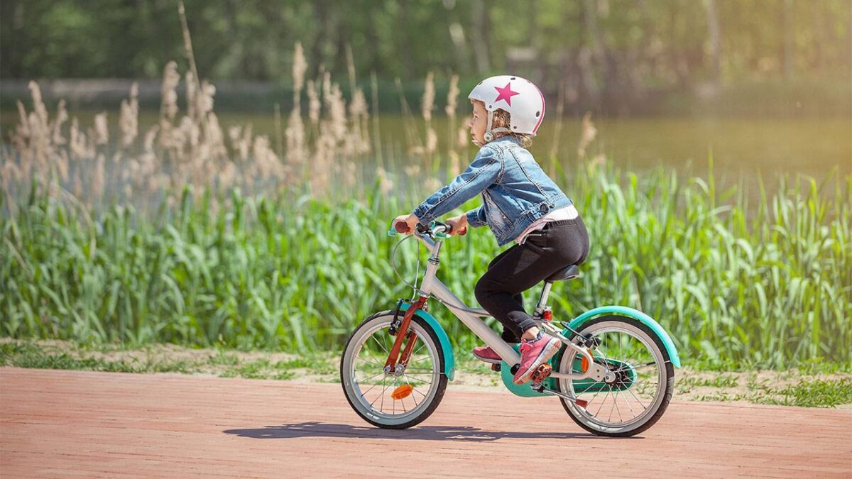 يجب تعليم الطفل ارتداء خوذة مناسبة لركوب الدراجات والتزلج وركوب الخيل وعند ركوب السكوتر دائمًا